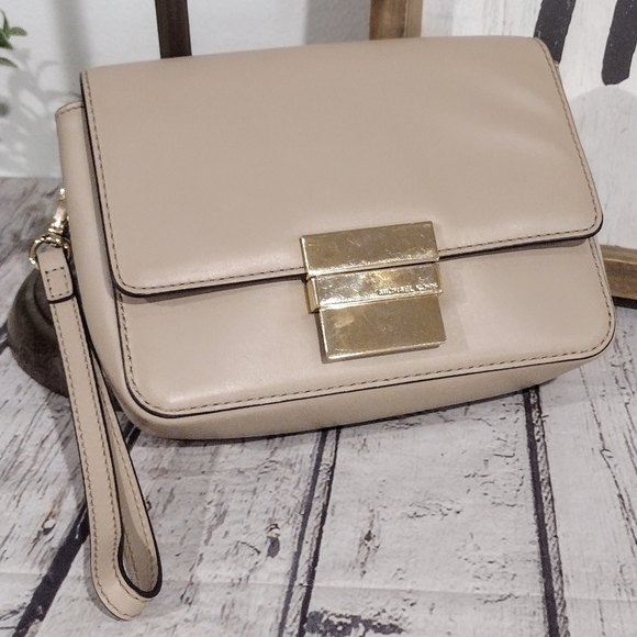 🥰 Michael Kors Madelyn Tan Gold Push Lock Wristlet Clutch Bag - Picture 3 of 13